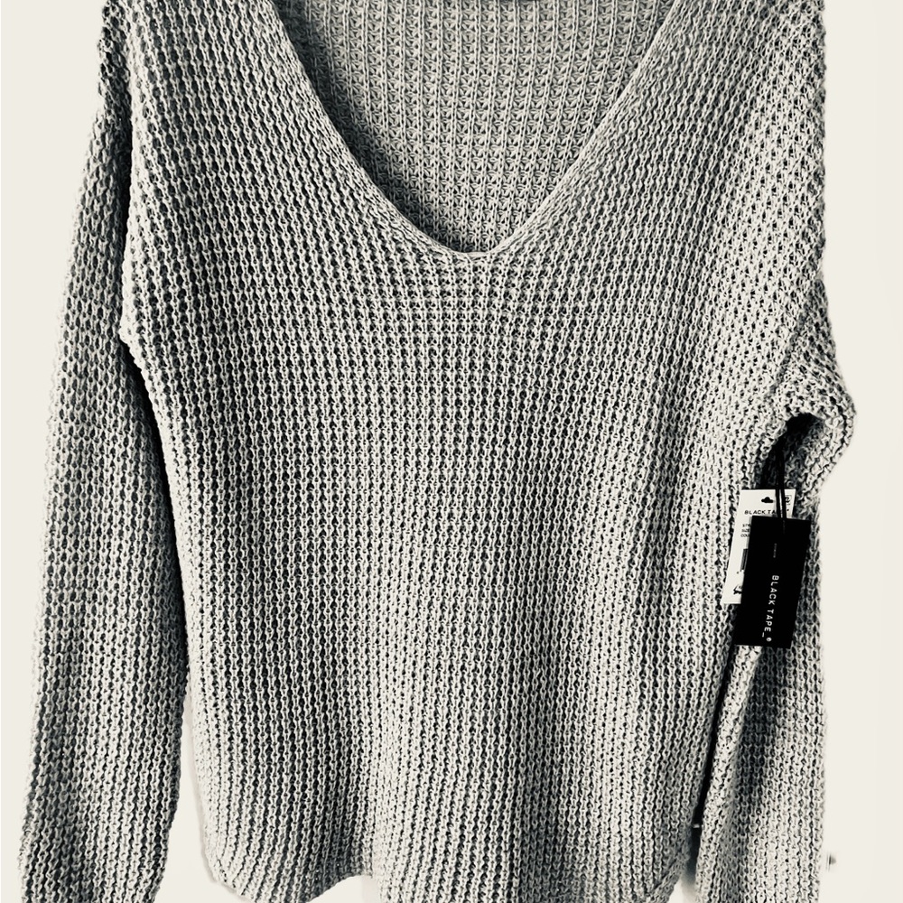 Pretty Black Tape silver/gray women’s Vneck pullover sweater, loosely woven